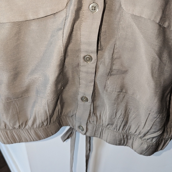 Dynamite crop kaki blouse, elastic waist, short sleeve, open back, drop shoulder - Picture 2 of 6